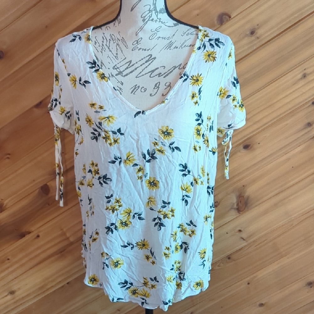 Torrid White and Yellow Floral Short Sleeve Top